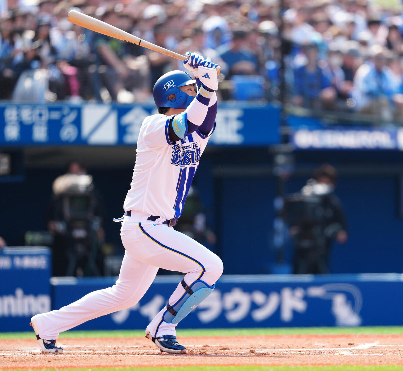 DeNA対ヤクルト　1回裏DeNA1死、ソロ本塁打を放つ度会（撮影・鈴木みどり）