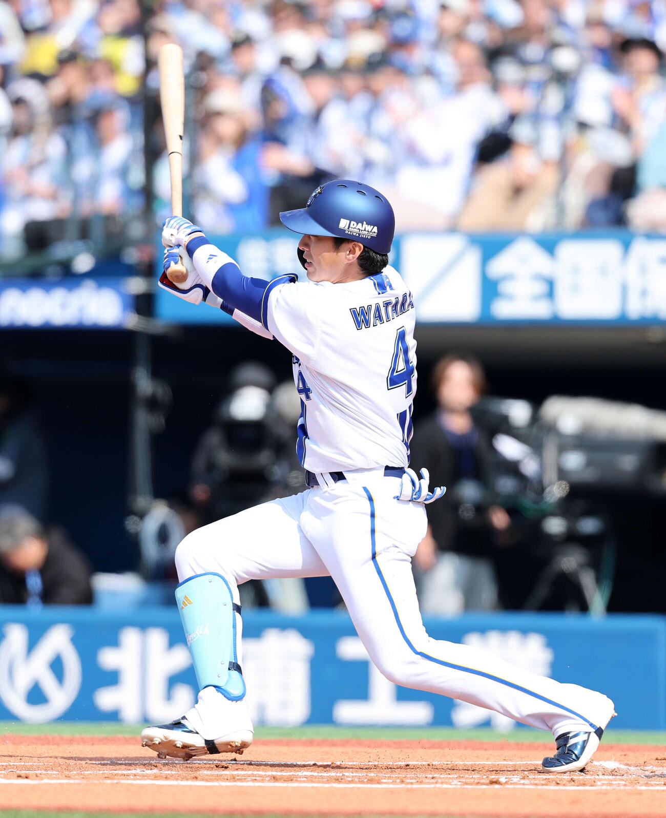 DeNA対ヤクルト　1回裏DeNA1死、度会はソロ本塁打を放つ（撮影・鈴木正人）　