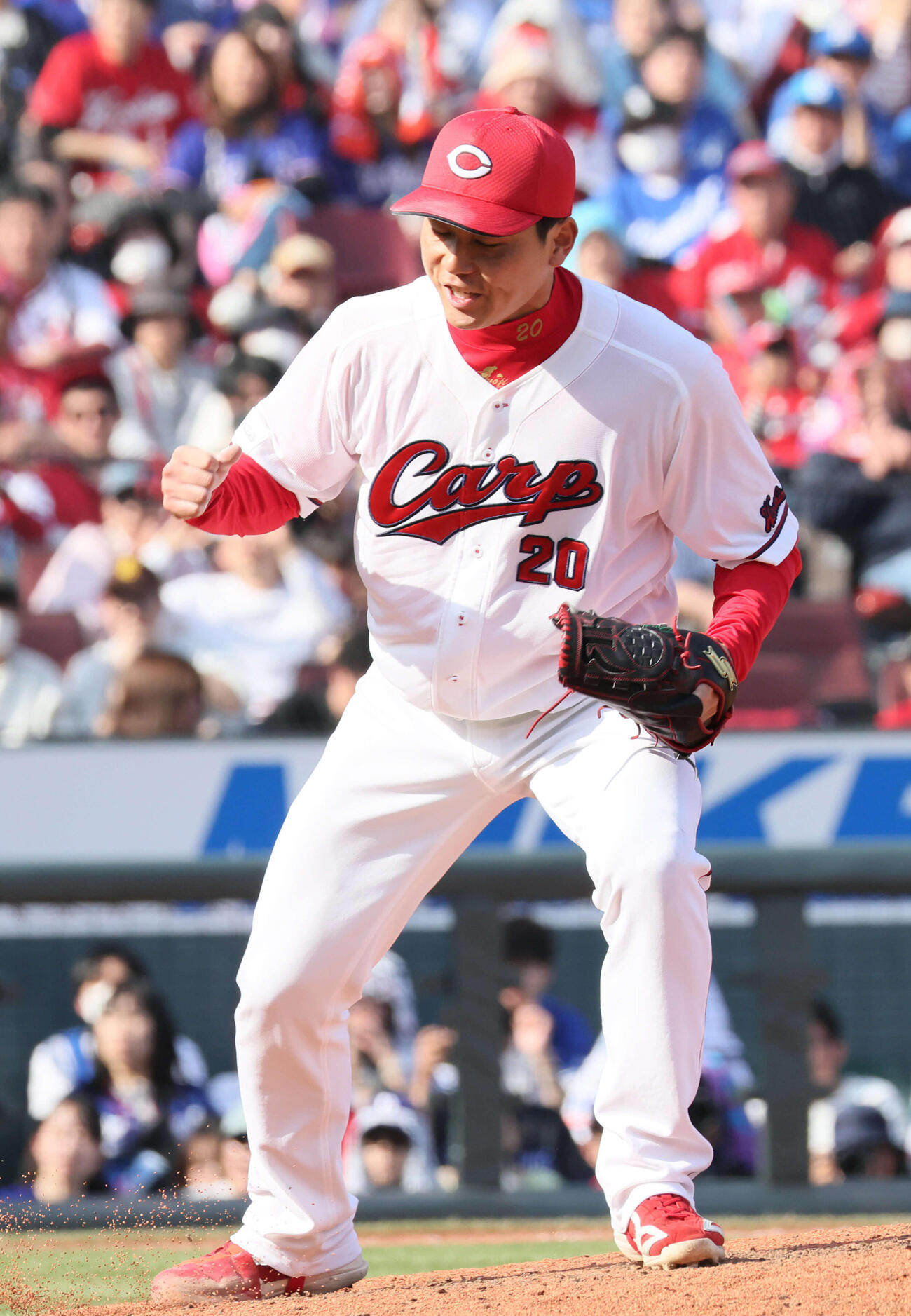 広島対中日　マダックス1安打完封勝利を決めた広島栗林（撮影・加藤孝規）