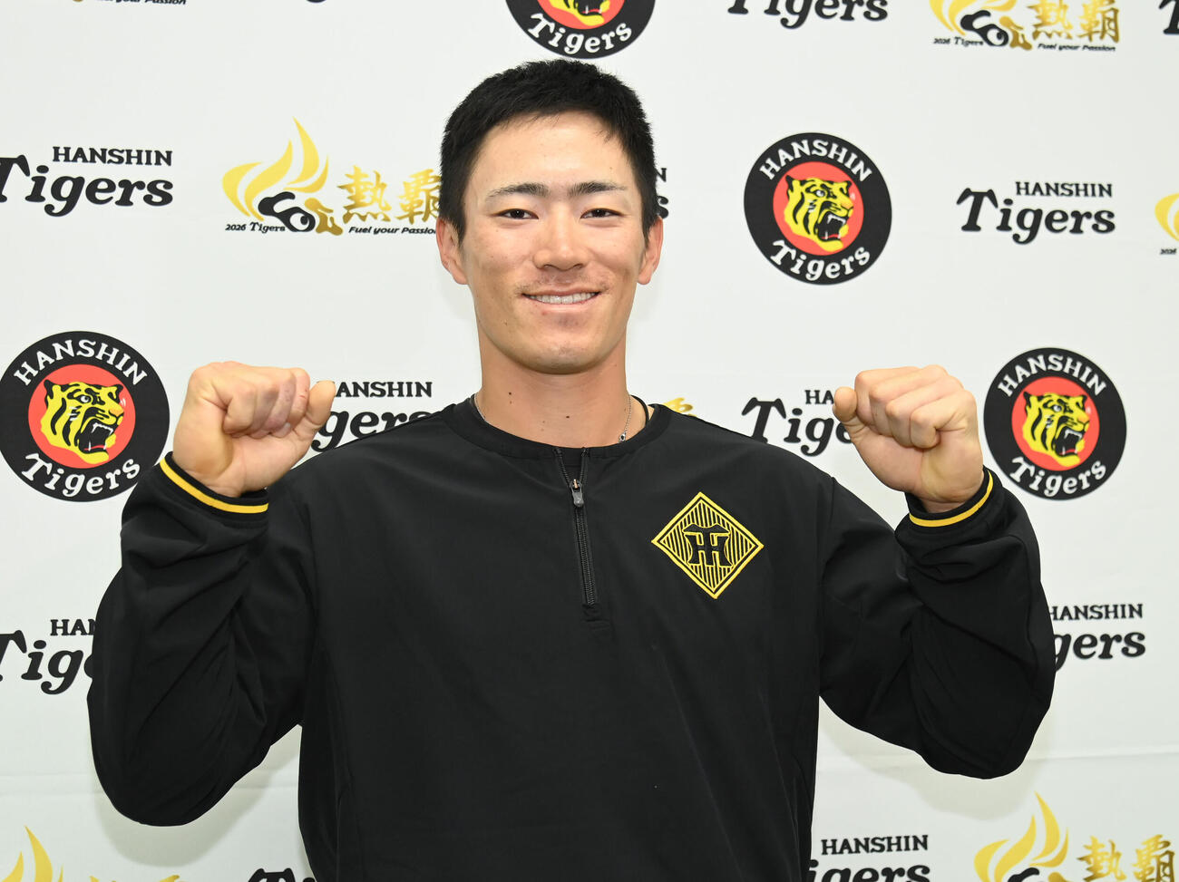 支配下登録されガッツポーズをする阪神福島（撮影・石井愛子）