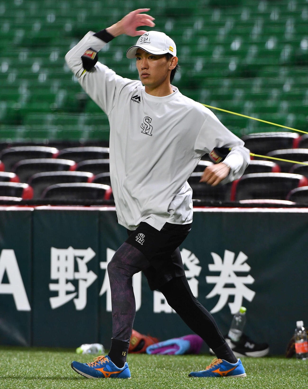 ゴムチューブでトレーニングを行うソフトバンク大津（撮影・岩下翔太）