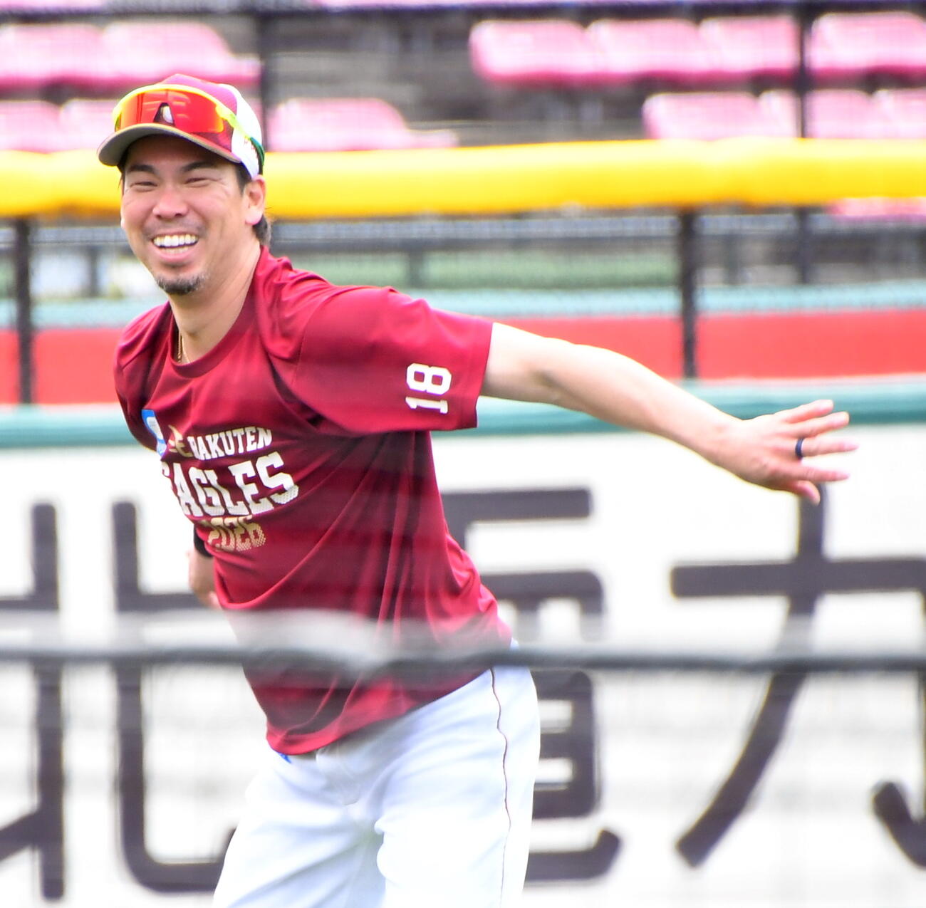 笑顔で練習する楽天前田健太