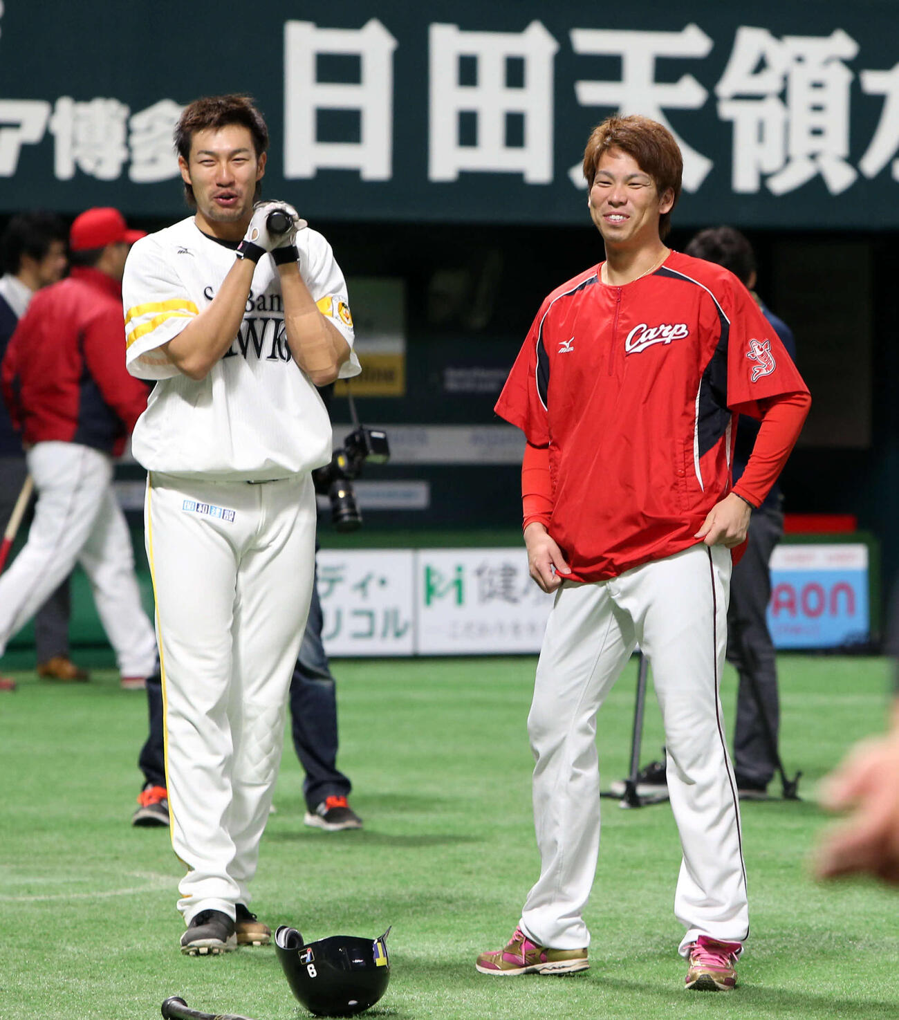 2015年3月、試合前に話をするソフトバンク柳田（左）と広島前田健