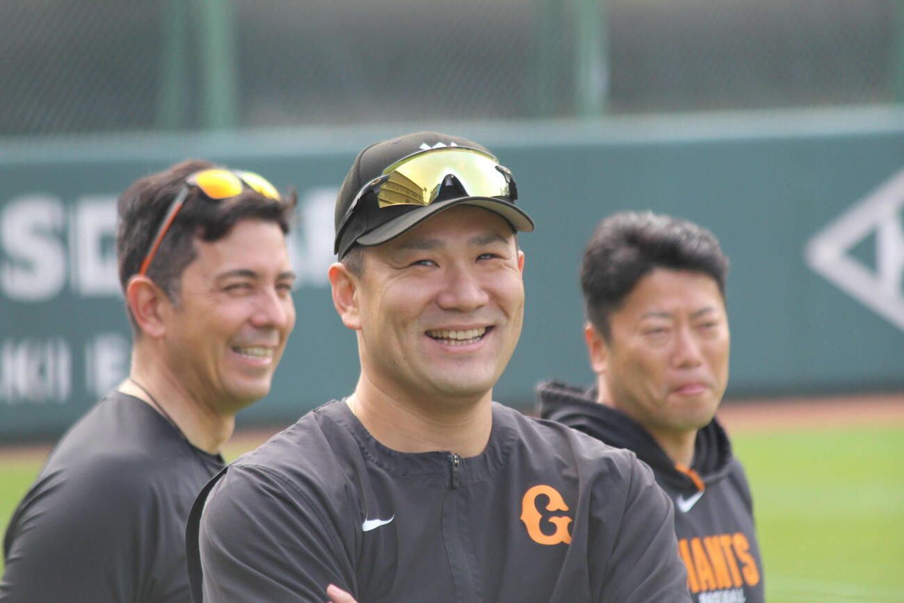 練習中に笑顔をみせる田中将