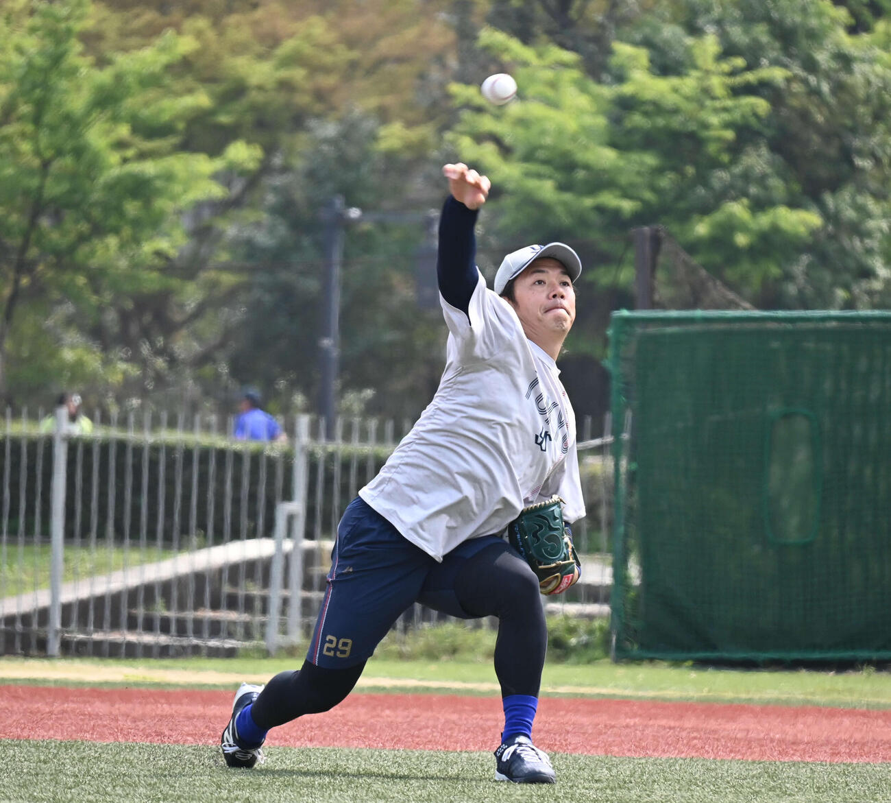 キャッチボールを行うヤクルト小川