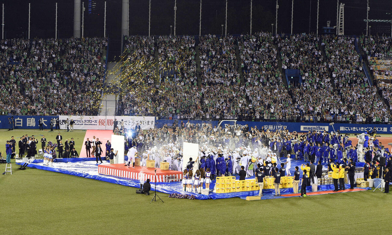 15年、ファンが見守る中、神宮球場で行われたヤクルトの祝勝会