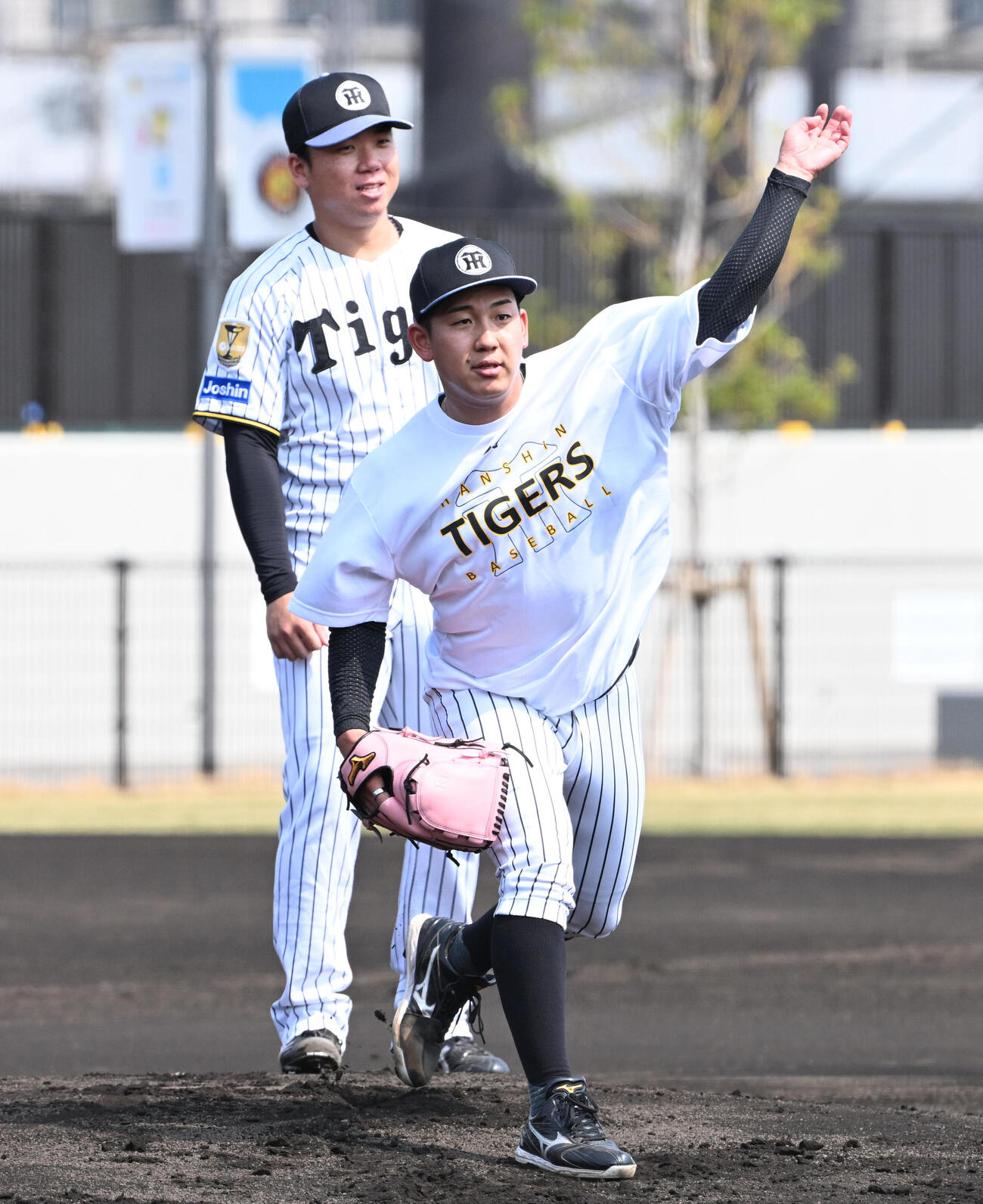 投内連携の練習をする阪神伊原（手前）。左は阪神村上（撮影・石井愛子）