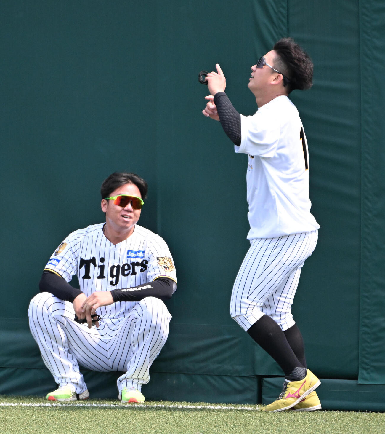 阪神村上（左）とダッシュをしフィニッシュのポーズをとる阪神伊原（撮影・石井愛子）