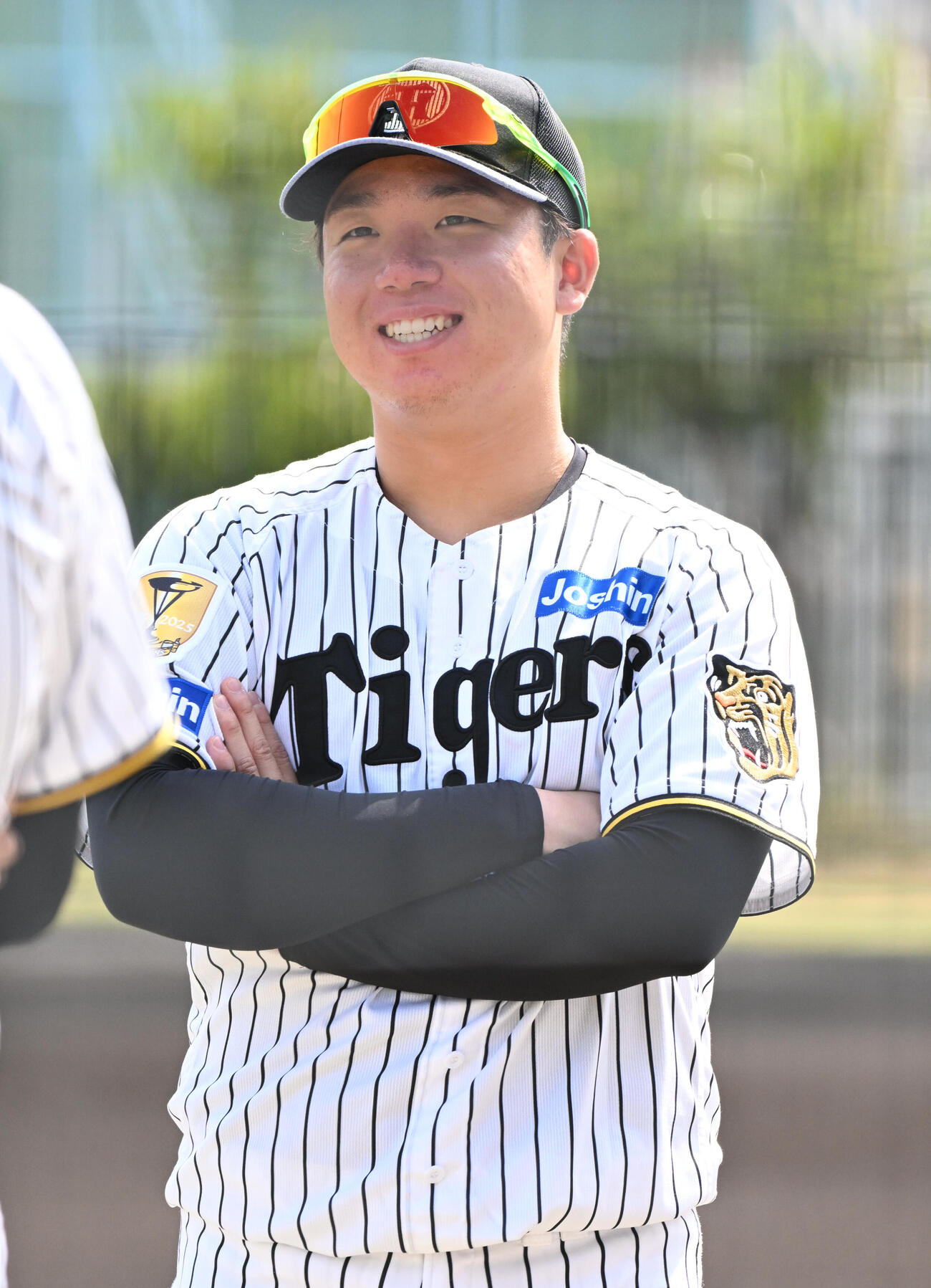 練習の合間に笑顔を見せる阪神村上（撮影・石井愛子）