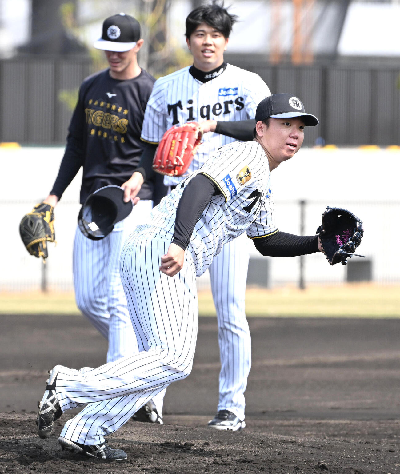 投内連携の練習をする阪神村上（手前）（撮影・石井愛子）