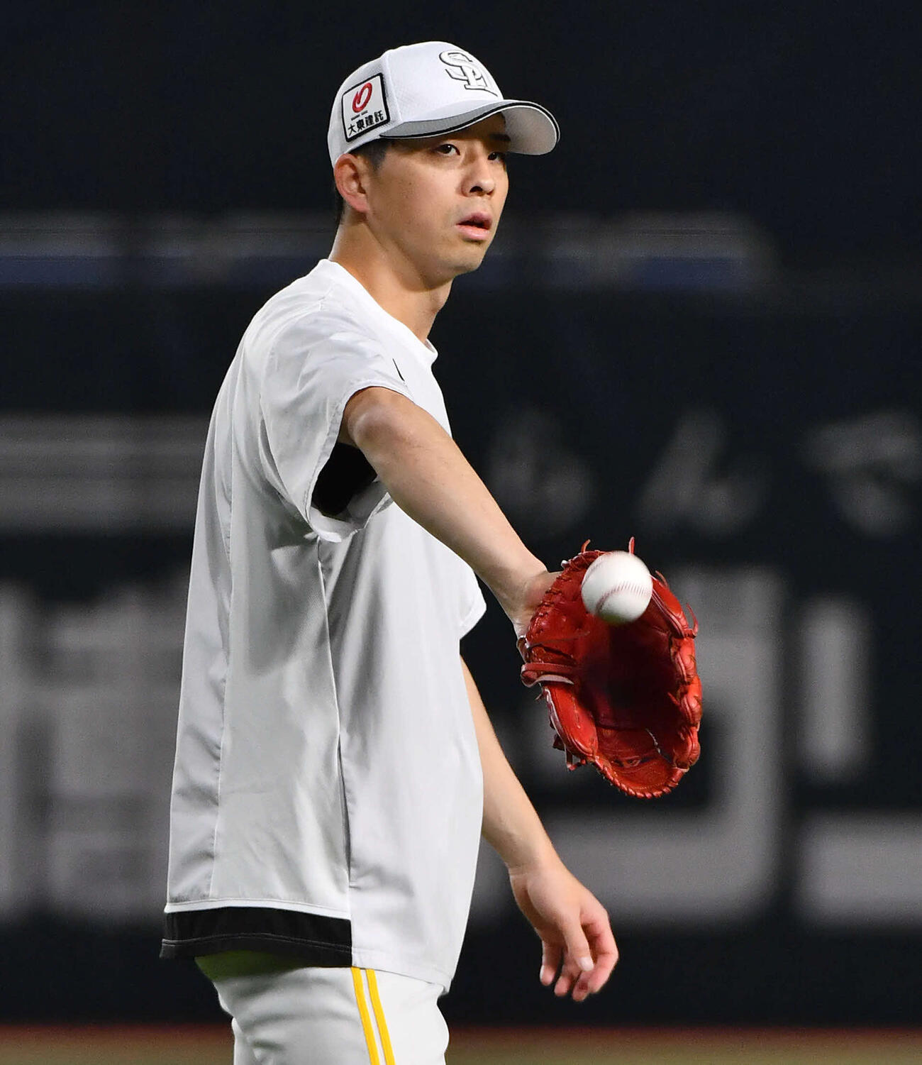 キャッチボールを行うソフトバンク大関（撮影・岩下翔太）