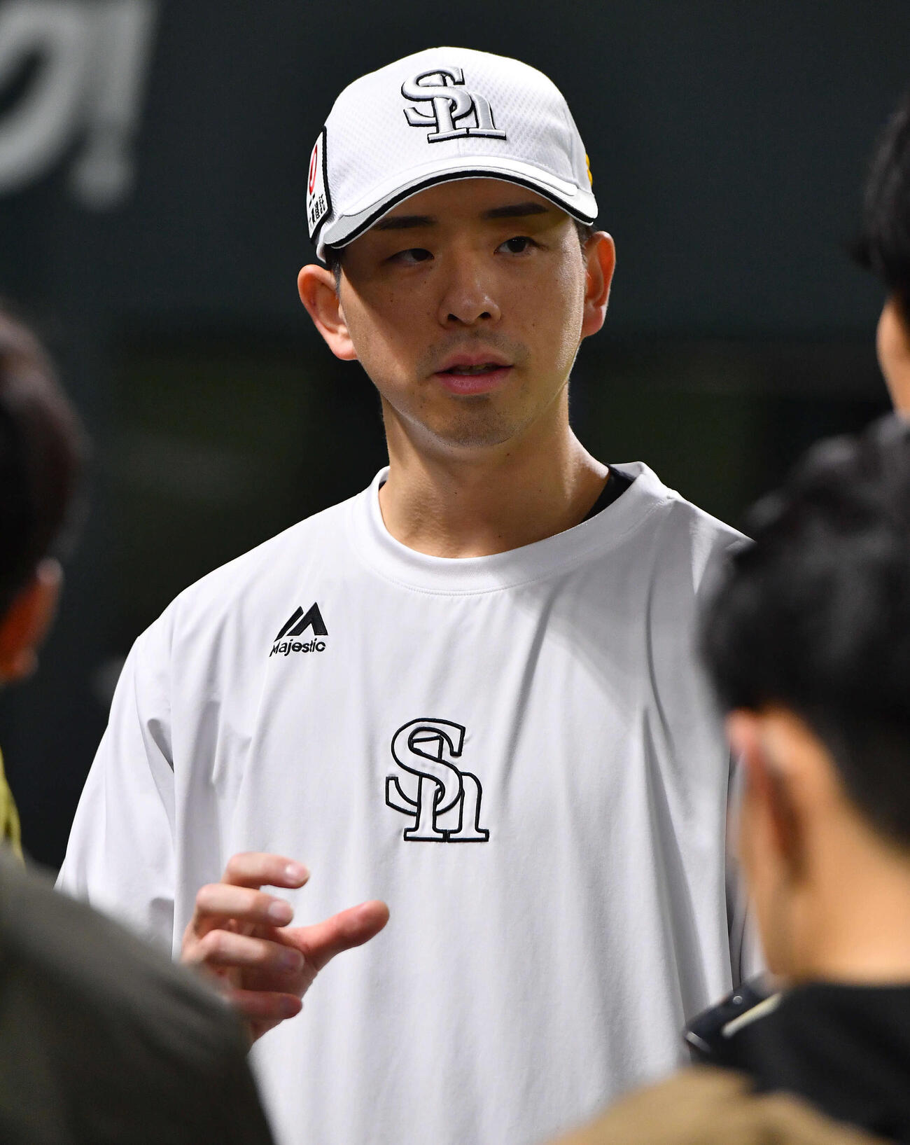 囲み取材を受けるソフトバンク大関（撮影・岩下翔太）