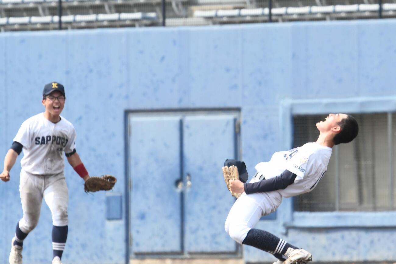 決勝進出を決めた瞬間、札幌北の宮崎（右）はのけぞって雄叫びを上げた（撮影・久我悟）