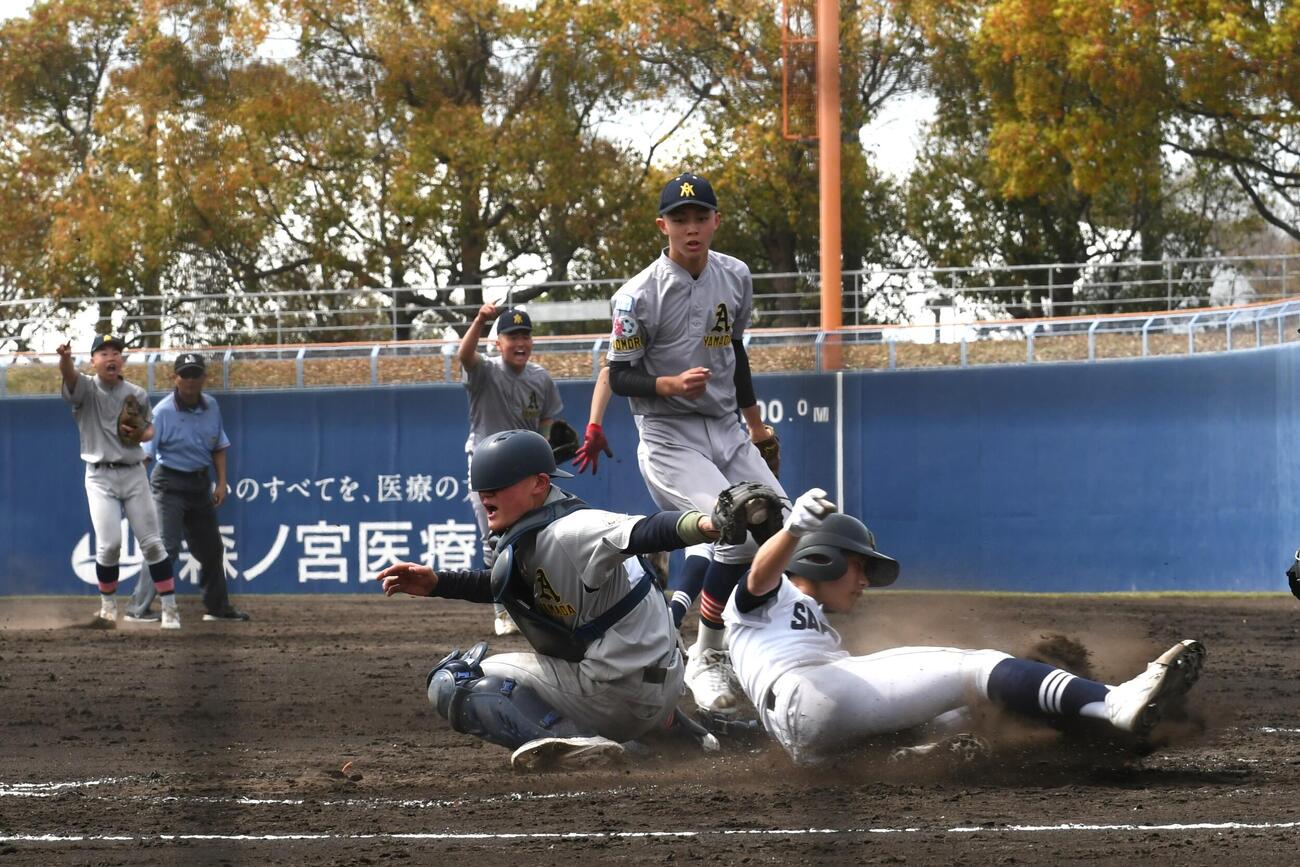 3回裏1死三塁、札幌北の部田香輔はスクイズで青森山田の伊藤のタッチをかいくぐり生還した（撮影・久我悟）