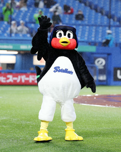 ヤクルト】「おかえり」つば九郎登場 選手と抱擁、池山監督と握手も