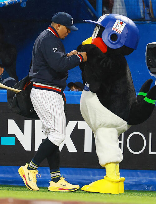 祝、プロ野球開幕！お帰りつば九郎！ ヤクルト】「おかえり」つば九郎登場 選手と抱擁、池山監督と握手も