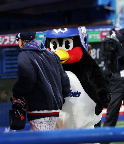 ヤクルト】「おかえり」つば九郎登場 選手と抱擁、池山監督と握手も