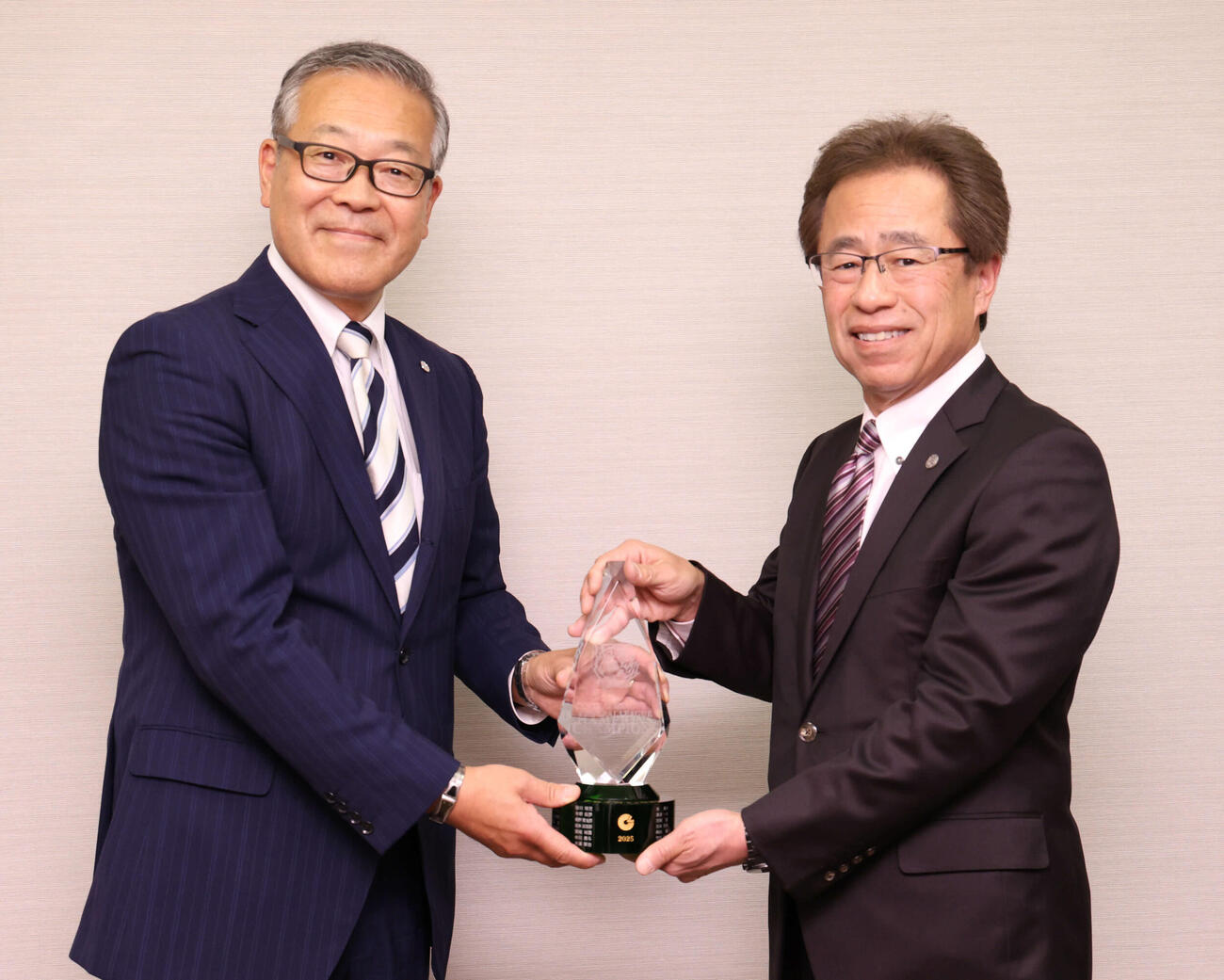 杵渕和秀セ・リーグ統括（左）から昨年優勝のレプリカトロフィーを贈られる阪神粟井一夫球団社長（撮影・西尾就之）