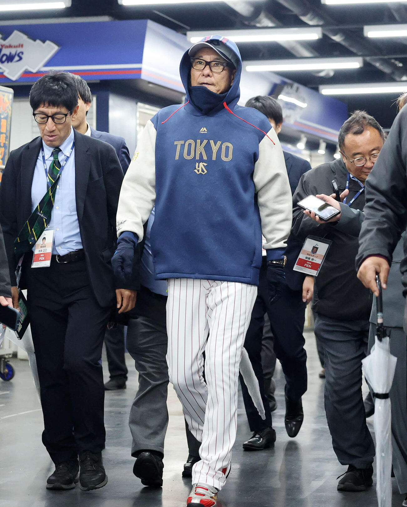 ヤクルト対広島　室内練習場に向かうヤクルト池山監督（撮影・鈴木正人）　