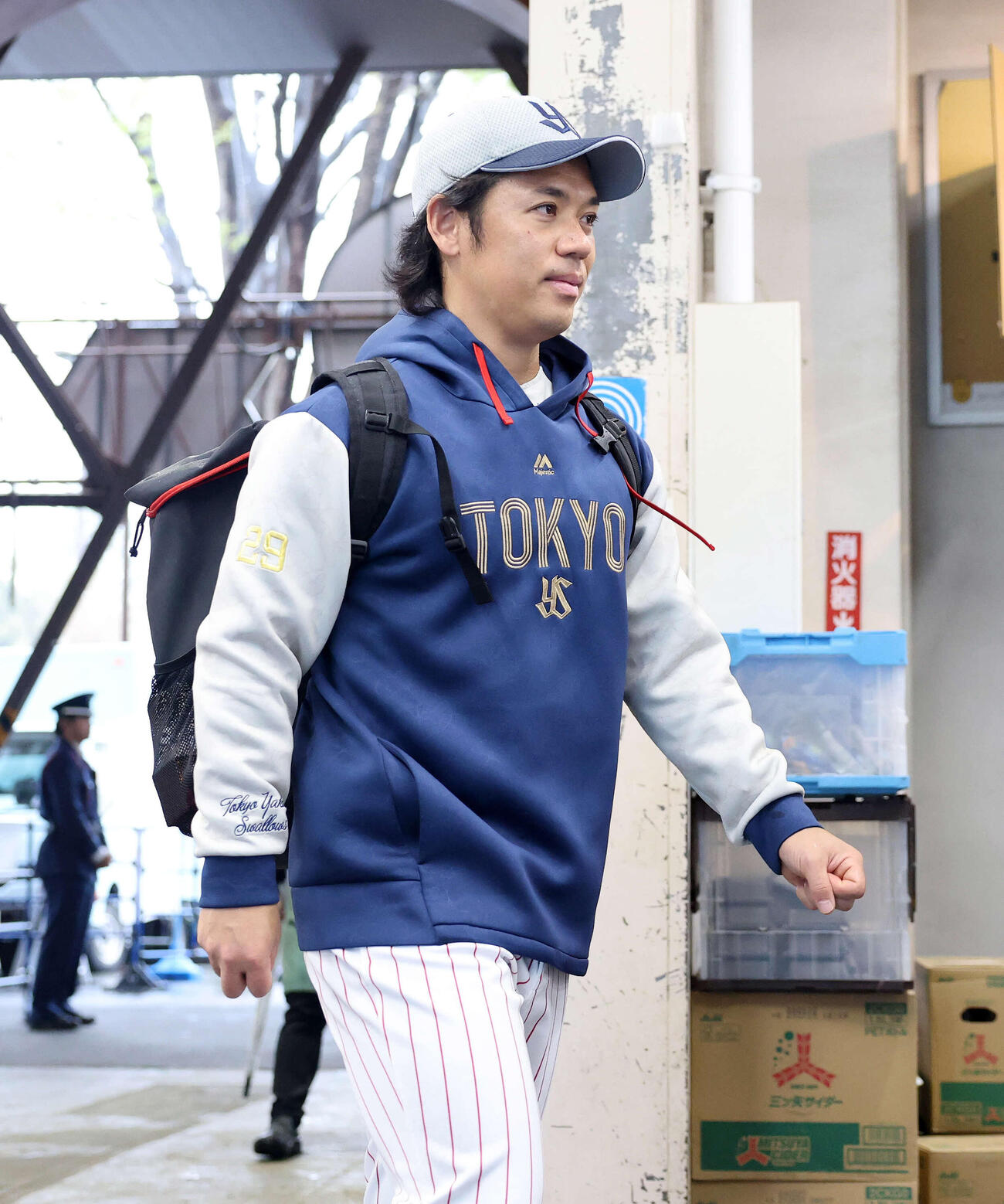 ヤクルト対広島　球場入りするヤクルト小川（撮影・鈴木正人）　