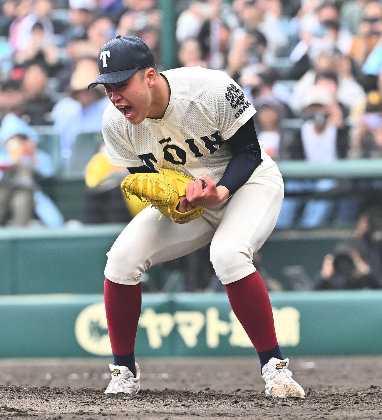 大阪桐蔭対智弁学園　完投勝利で優勝を決め雄たけびを上げる大阪桐蔭・川本（撮影・滝沢徹郎）