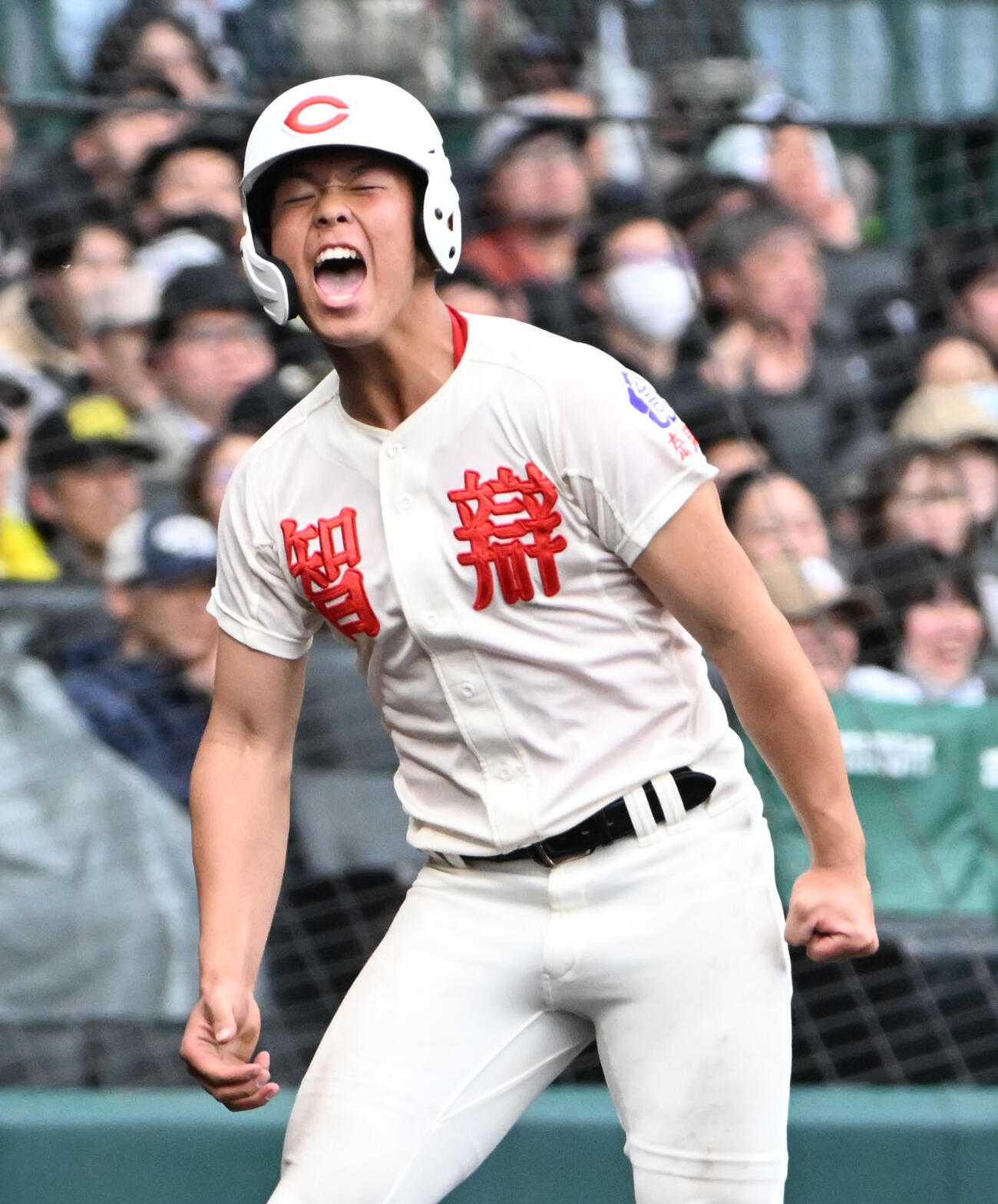 大阪桐蔭対智弁学園　4回裏智弁学園1死三塁、北川温久のスクイズで生還する逢坂悠誠（撮影・石井愛子）