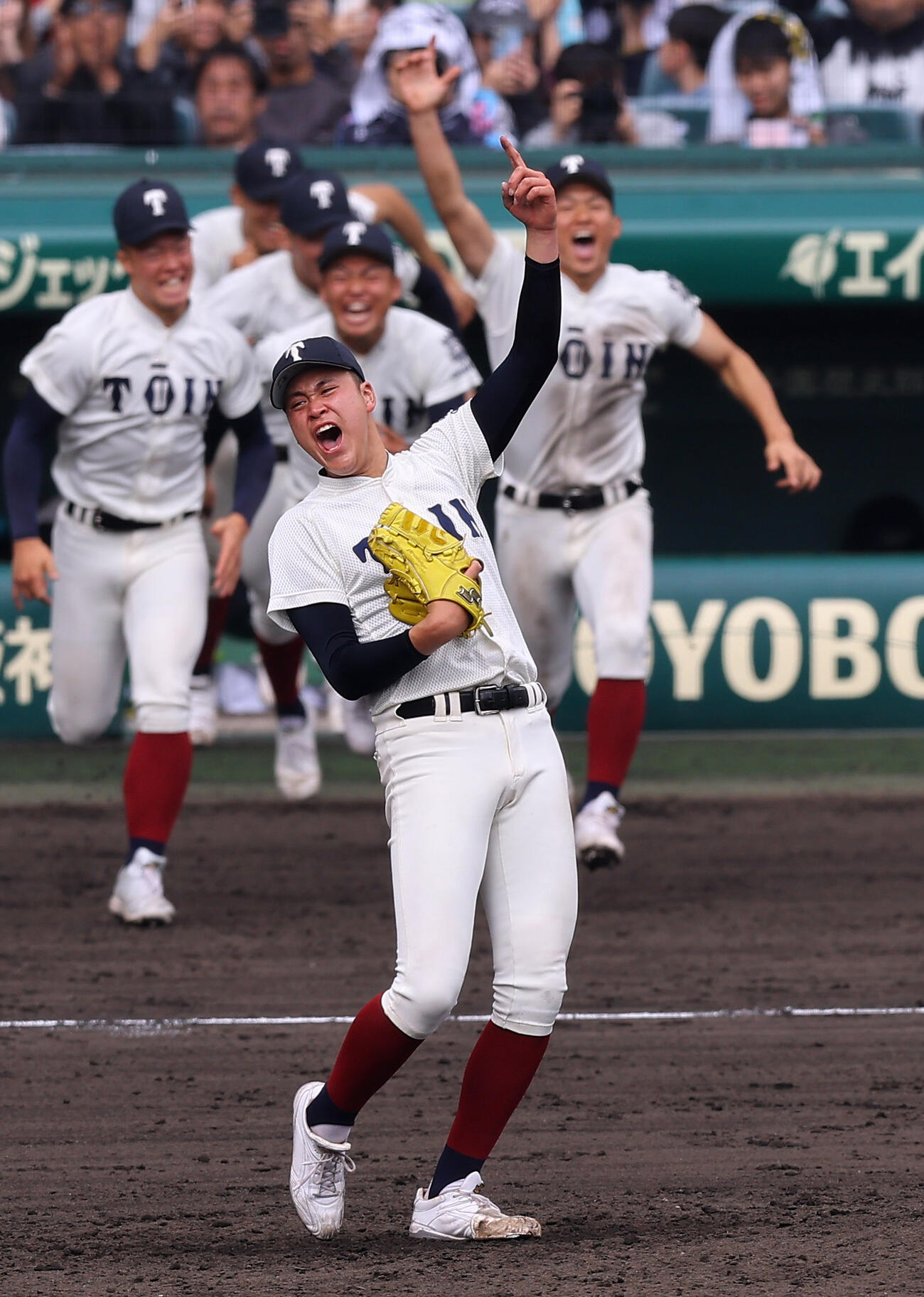 大阪桐蔭対智弁学園　完投で優勝を決めた大阪桐蔭・川本は雄たけびを上げて喜ぶ（撮影・上田博志）