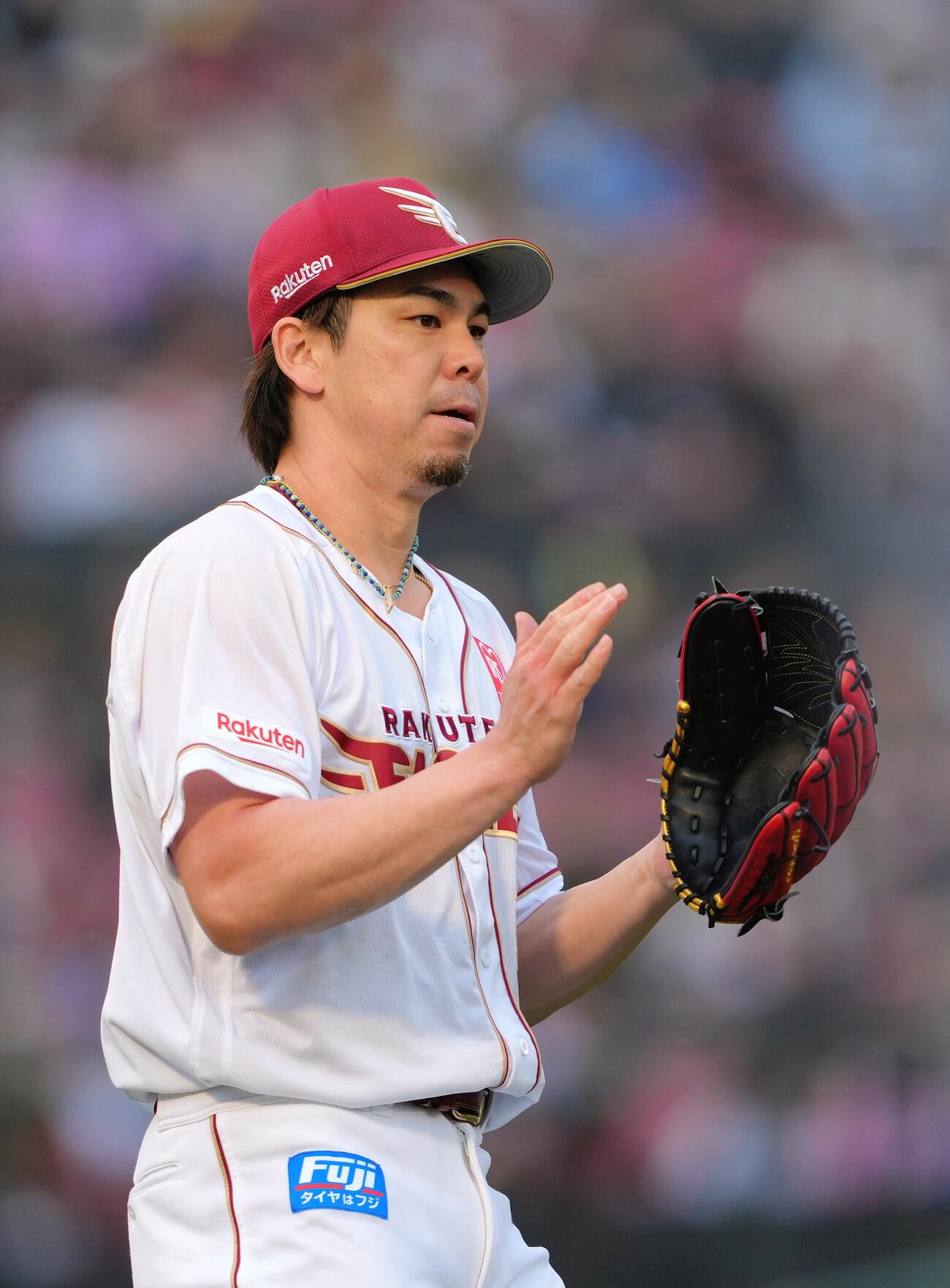 楽天対ソフトバンク　初回ソフトバンクの攻撃を3者凡退に仕留めグラブをたたく楽天前田健（撮影・足立雅史）