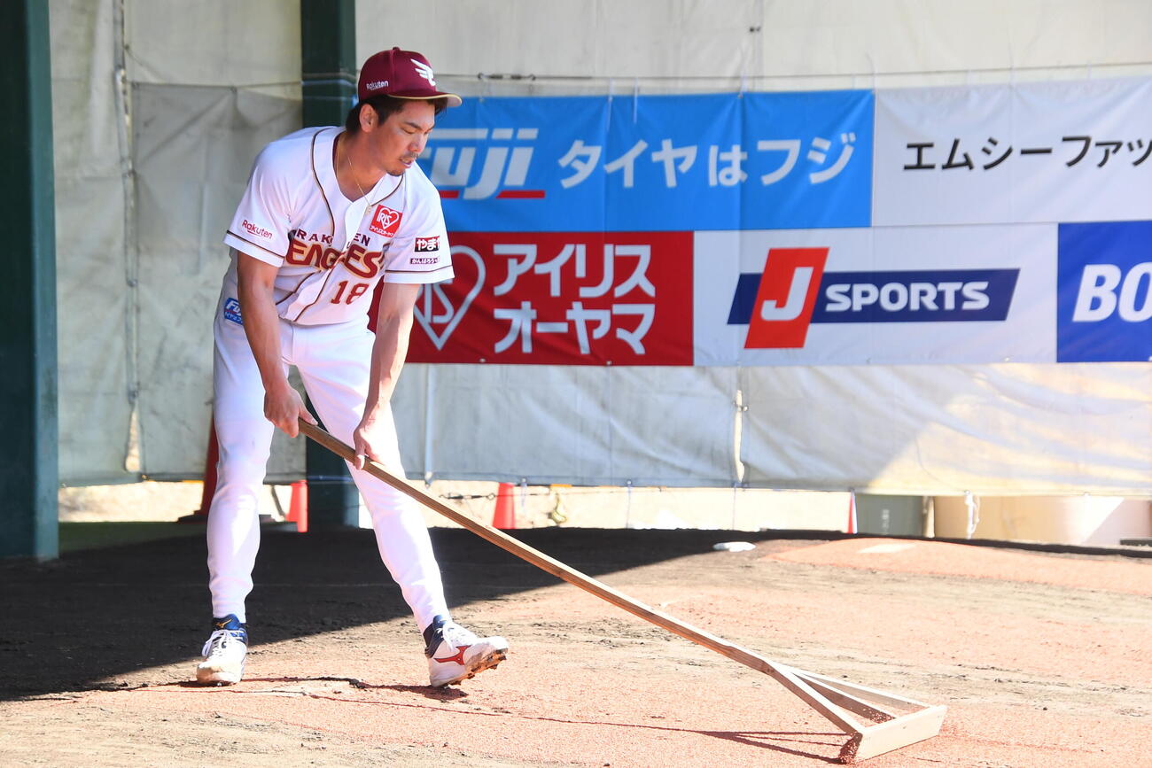 2月の沖縄キャンプでブルペン投球後にトンボをかける楽天前田健