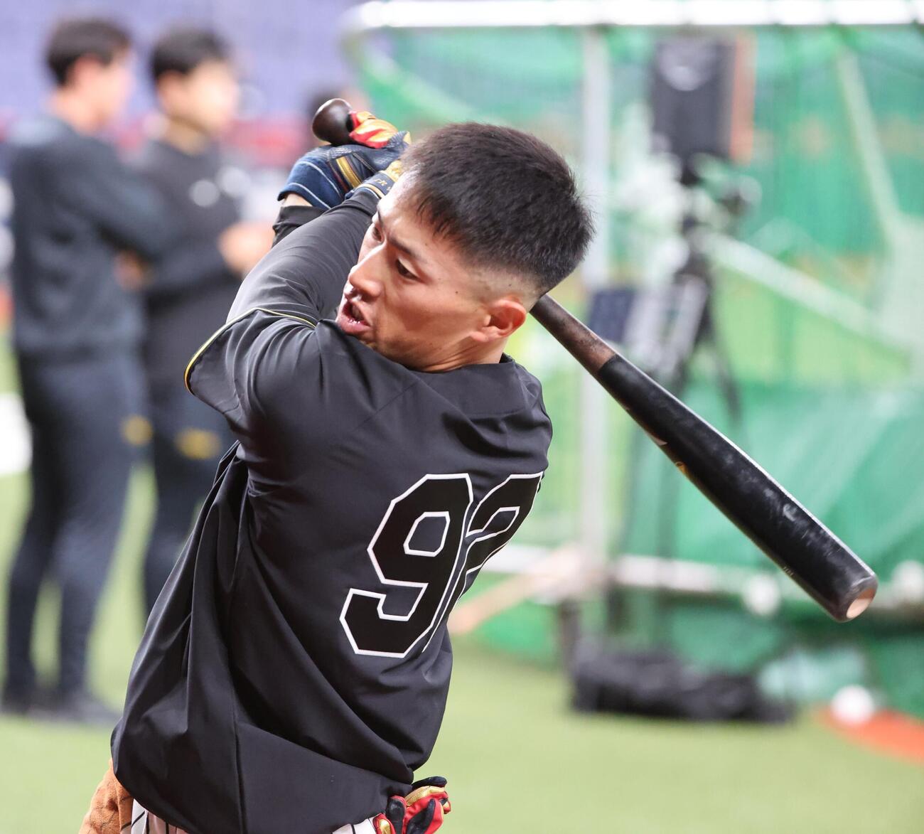 阪神対DeNA　支配下となった阪神福島圭音は背番号92の入った練習着でティー打撃を行う（撮影・西尾就之）