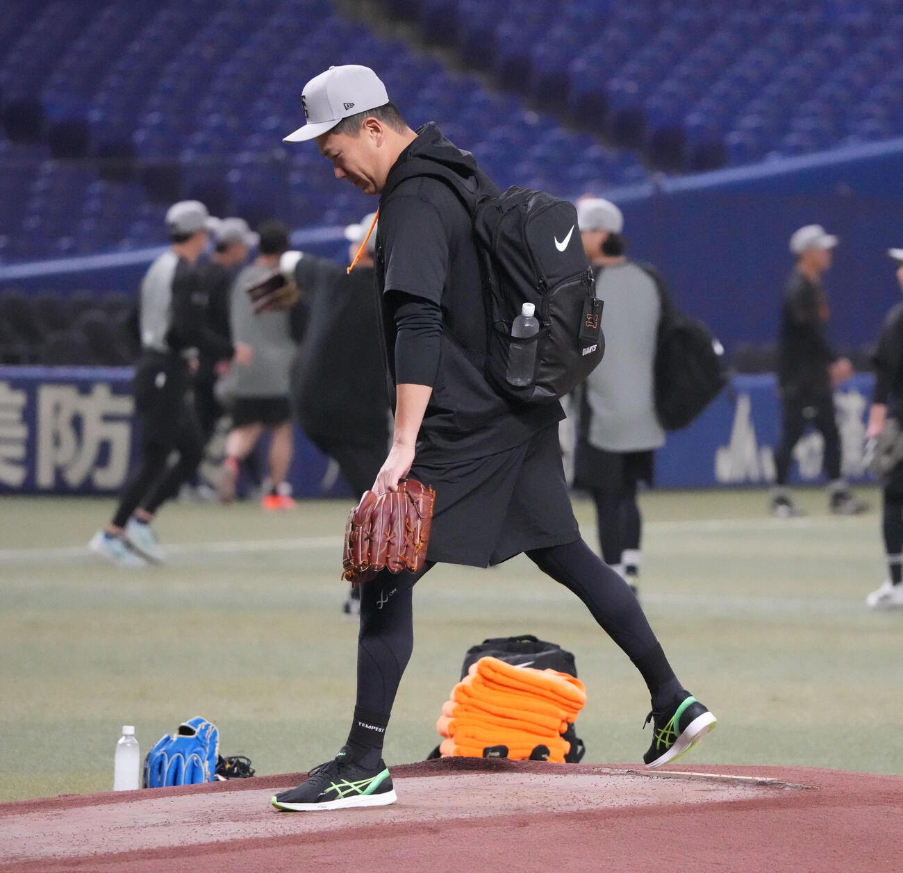 中日対巨人　試合前、田中将はマウンドを確かめる（撮影・森本幸一）