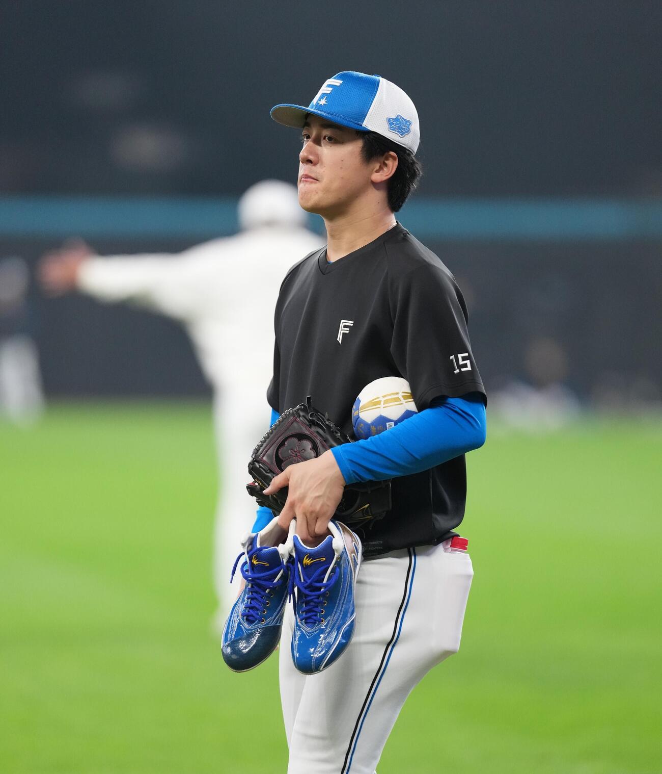 日本ハム対ロッテ　試合前の練習を終え引き揚げる日本ハム北山（撮影・井上学）