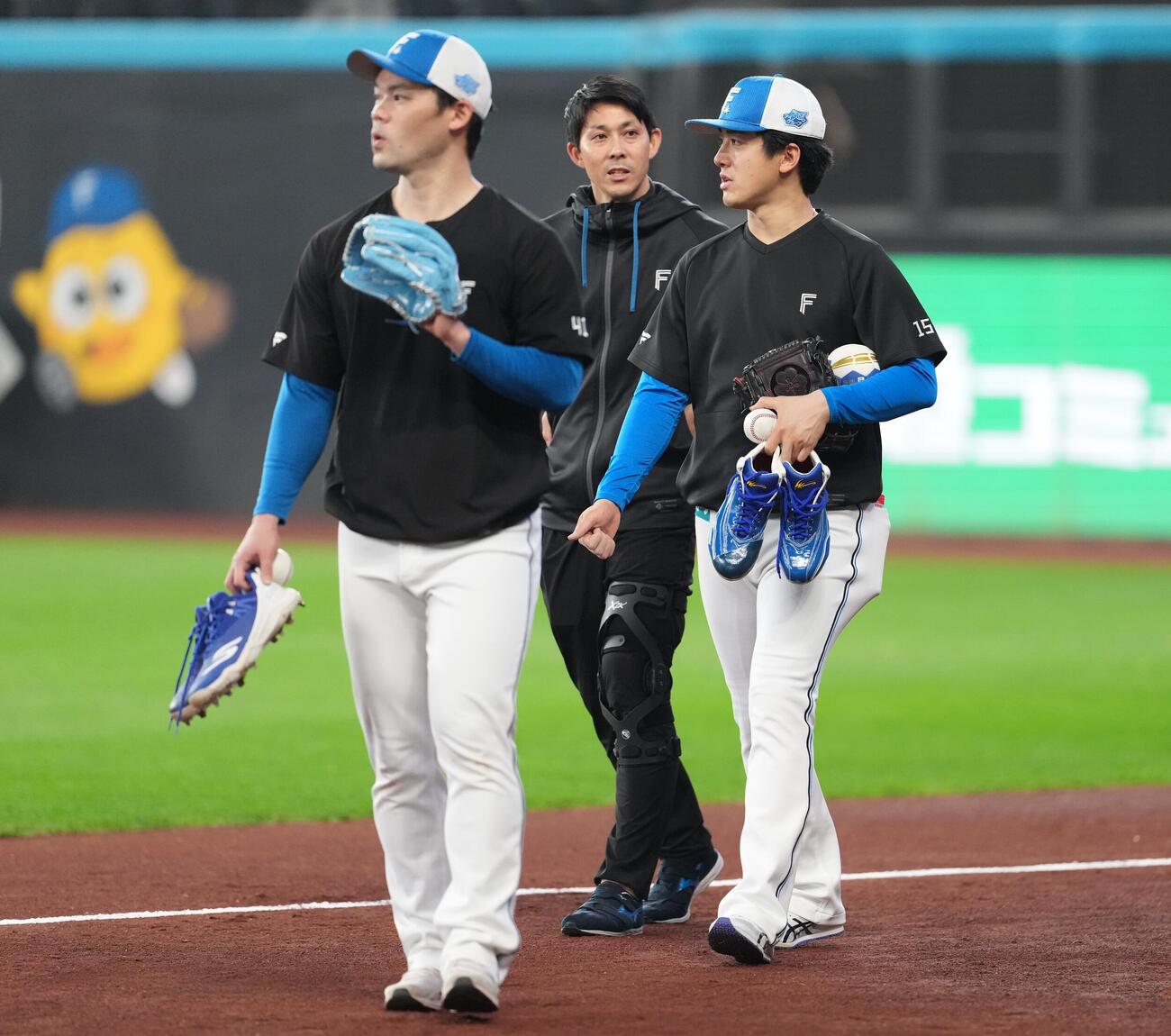 日本ハム対ロッテ　試合前の練習を終え引き揚げる日本ハム北山（右）（撮影・井上学）