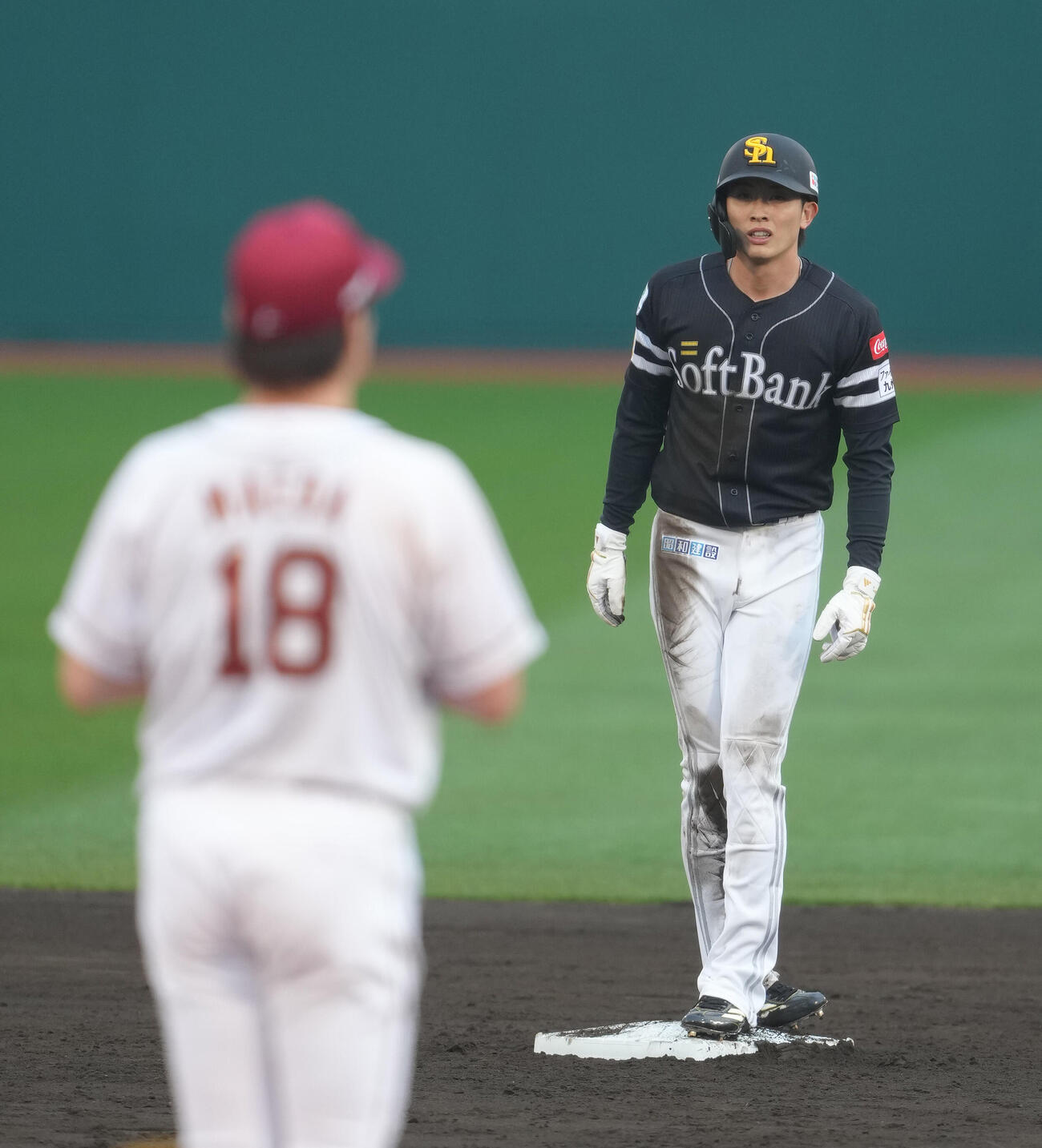 楽天対ソフトバンク　3回表ソフトバンク1死一塁、二塁盗塁に成功した周東。手前は投手前田健（撮影・足立雅史）