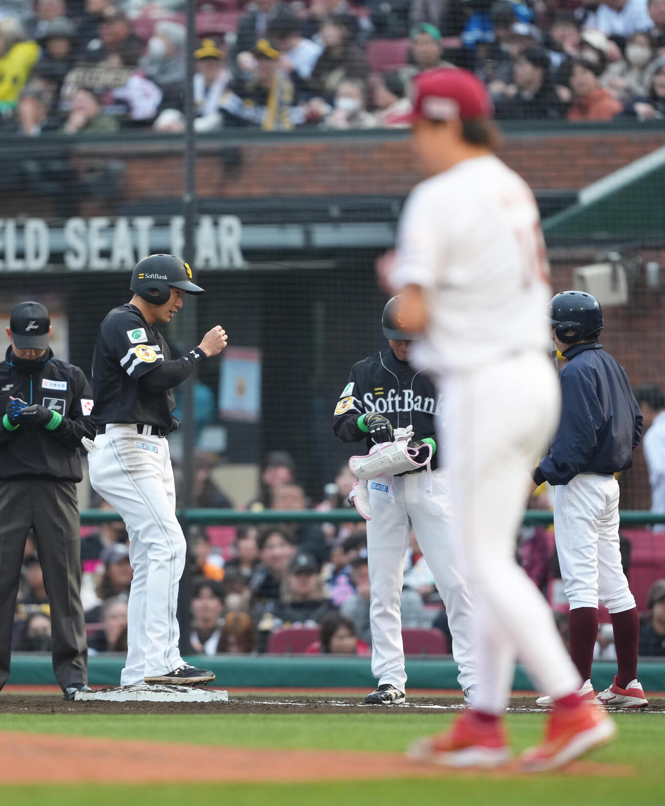 楽天対ソフトバンク　3回表ソフトバンク2死一、二塁、柳田は同点適時打を放つ。手前は投手前田健（撮影・足立雅史）
