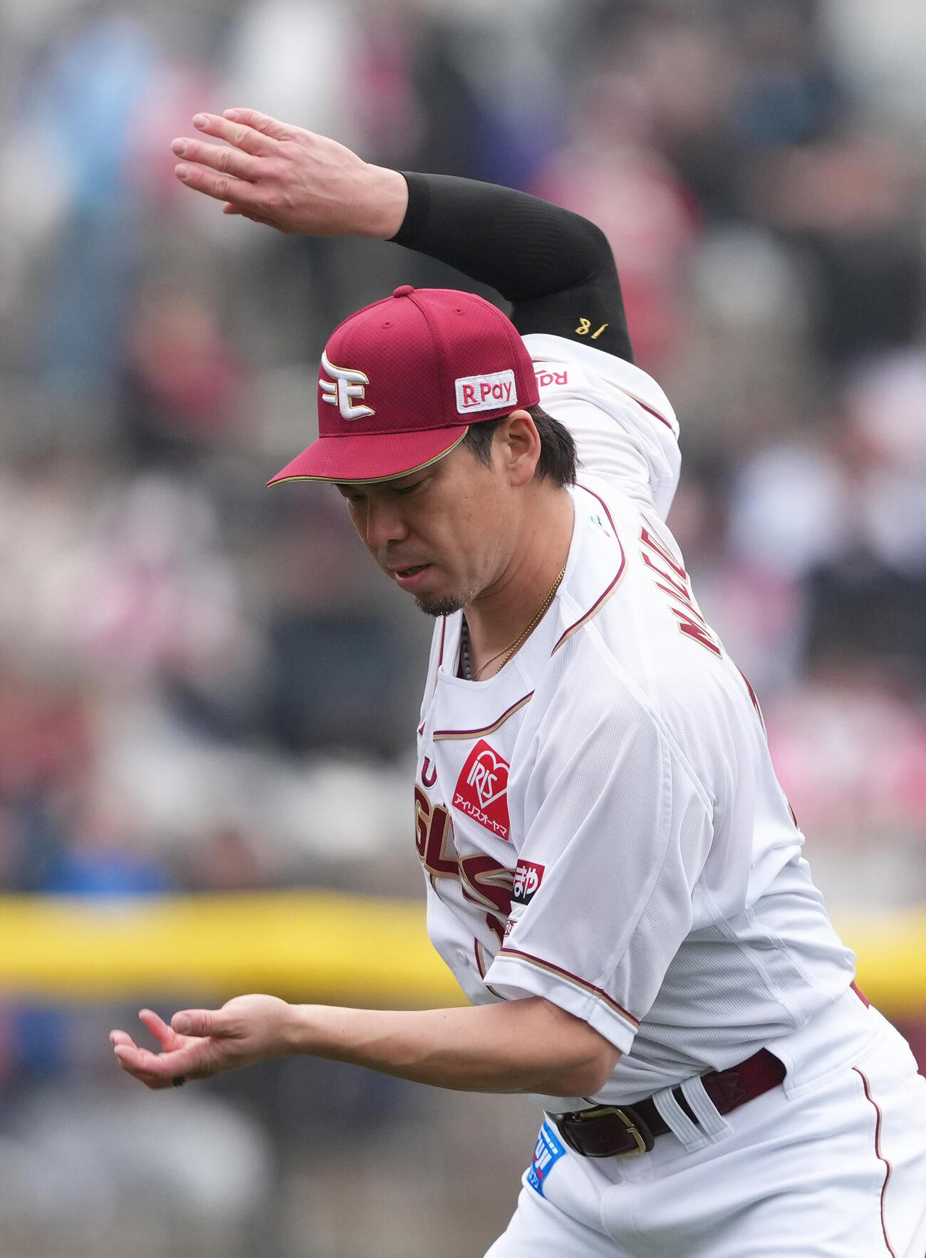 試合前、マエケン体操を行う楽天前田健（撮影・足立雅史）