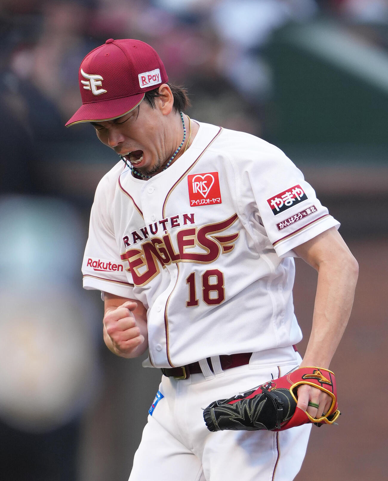 楽天対ソフトバンク　2回表ソフトバンク2死一、二塁、海野を空振り三振に仕留め雄たけびを上げる前田健（撮影・足立雅史）