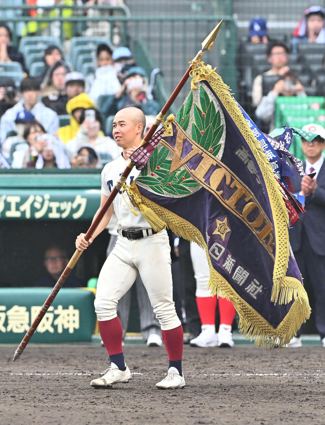 大阪桐蔭対智弁学園　表彰式で優勝旗を受け取る大阪桐蔭・黒川（撮影・滝沢徹郎）