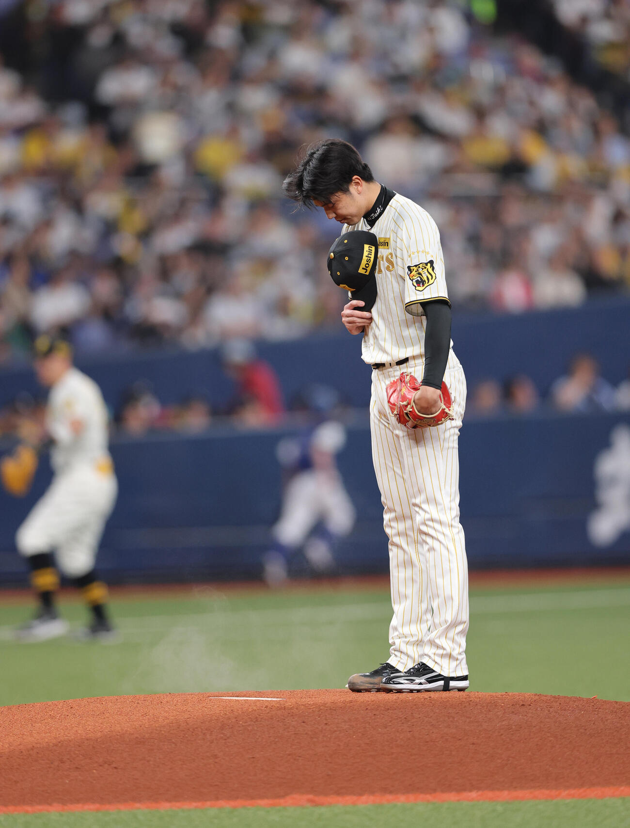 阪神対DeNA　阪神先発の才木はマウンドで目をつぶって祈る（撮影・上山淳一）