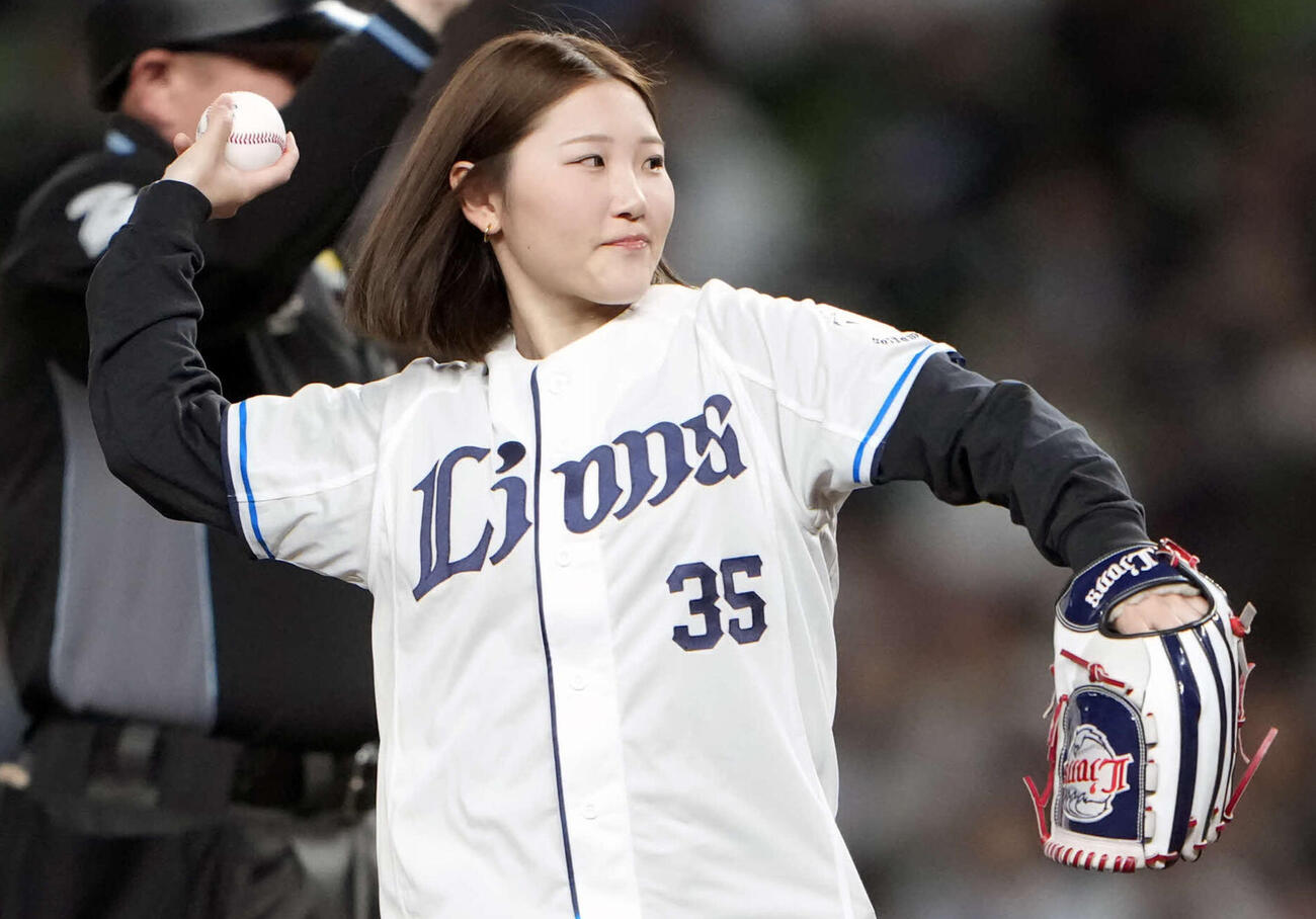 始球式を務めるスノーボード日本代表の小野（撮影・小島史椰）