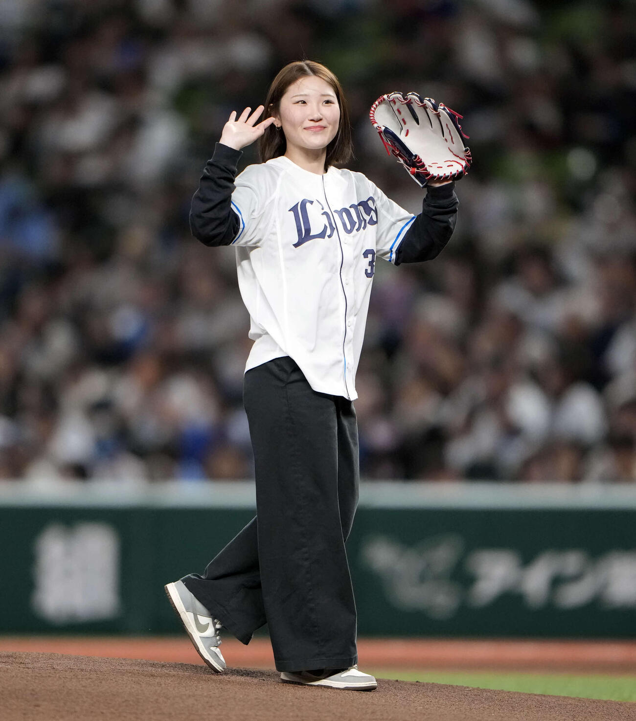 始球式を務めるスノーボード日本代表の小野（撮影・小島史椰）