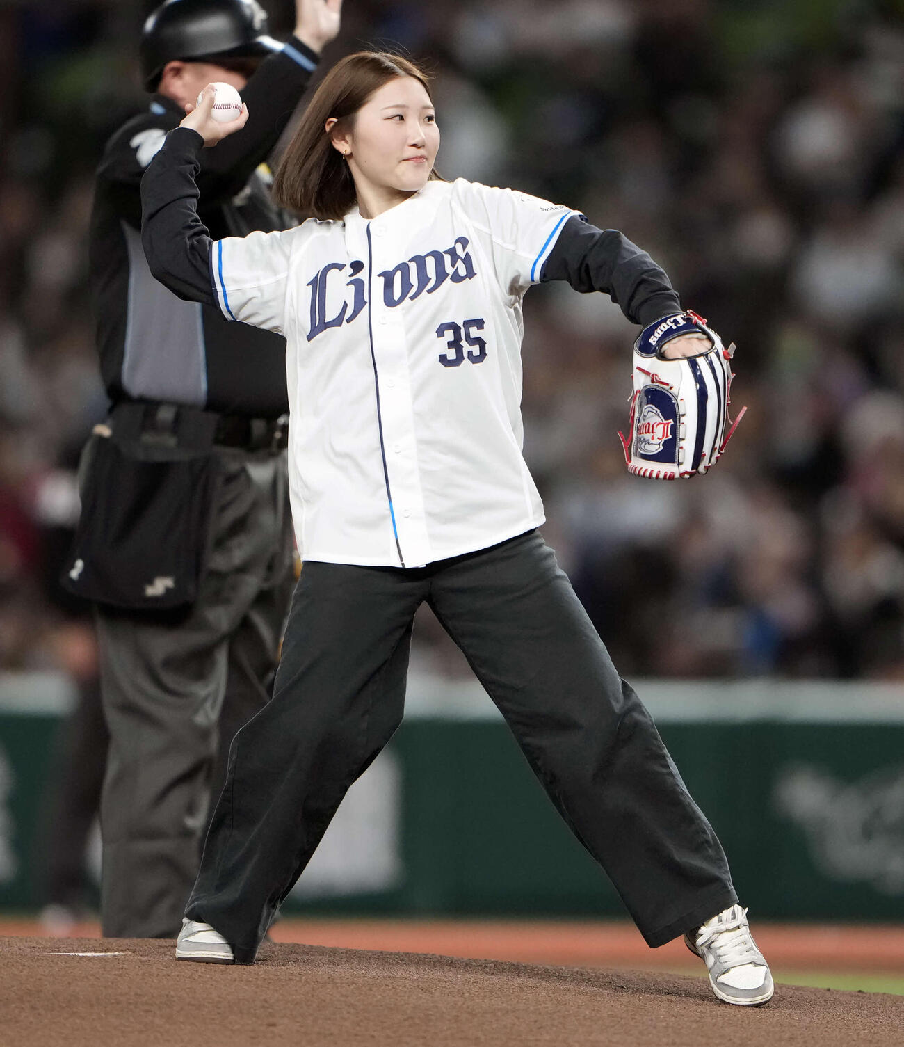 始球式を務めるスノーボード日本代表の小野（撮影・小島史椰）