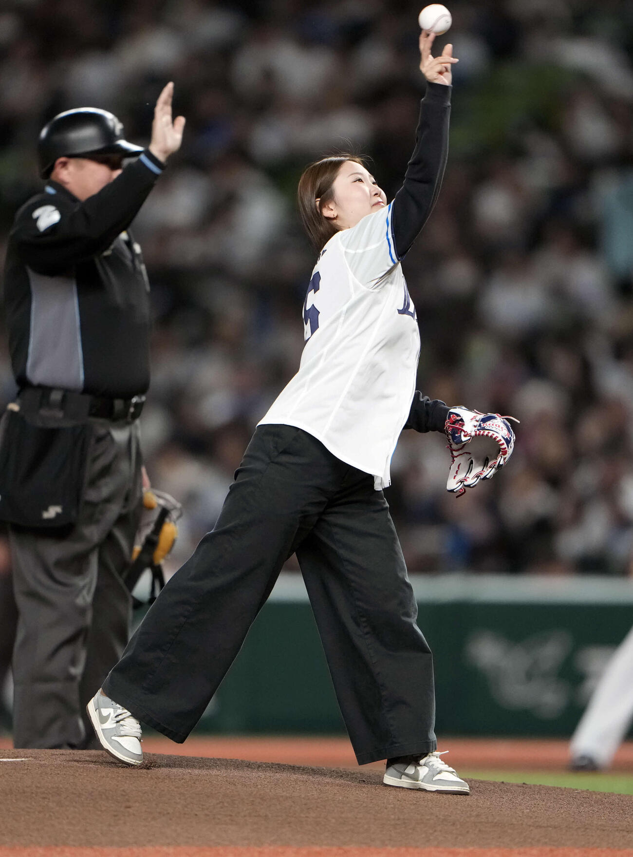 始球式を務めるスノーボード日本代表の小野（撮影・小島史椰）