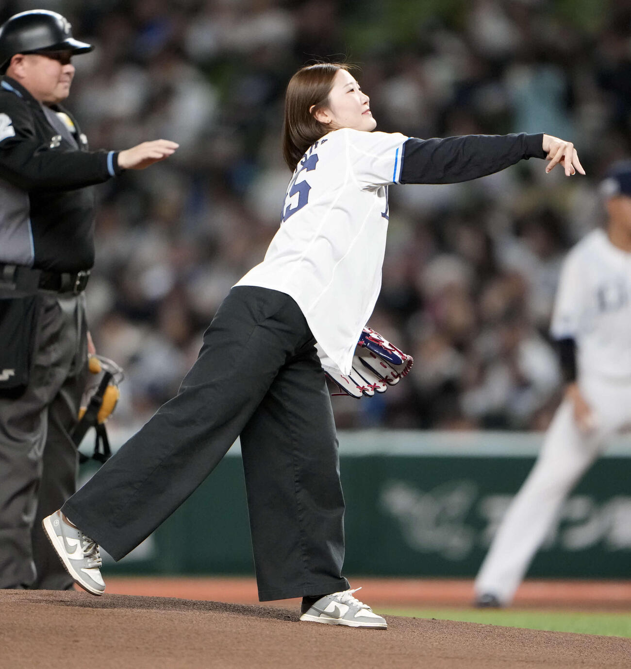 始球式を務めるスノーボード日本代表の小野（撮影・小島史椰）