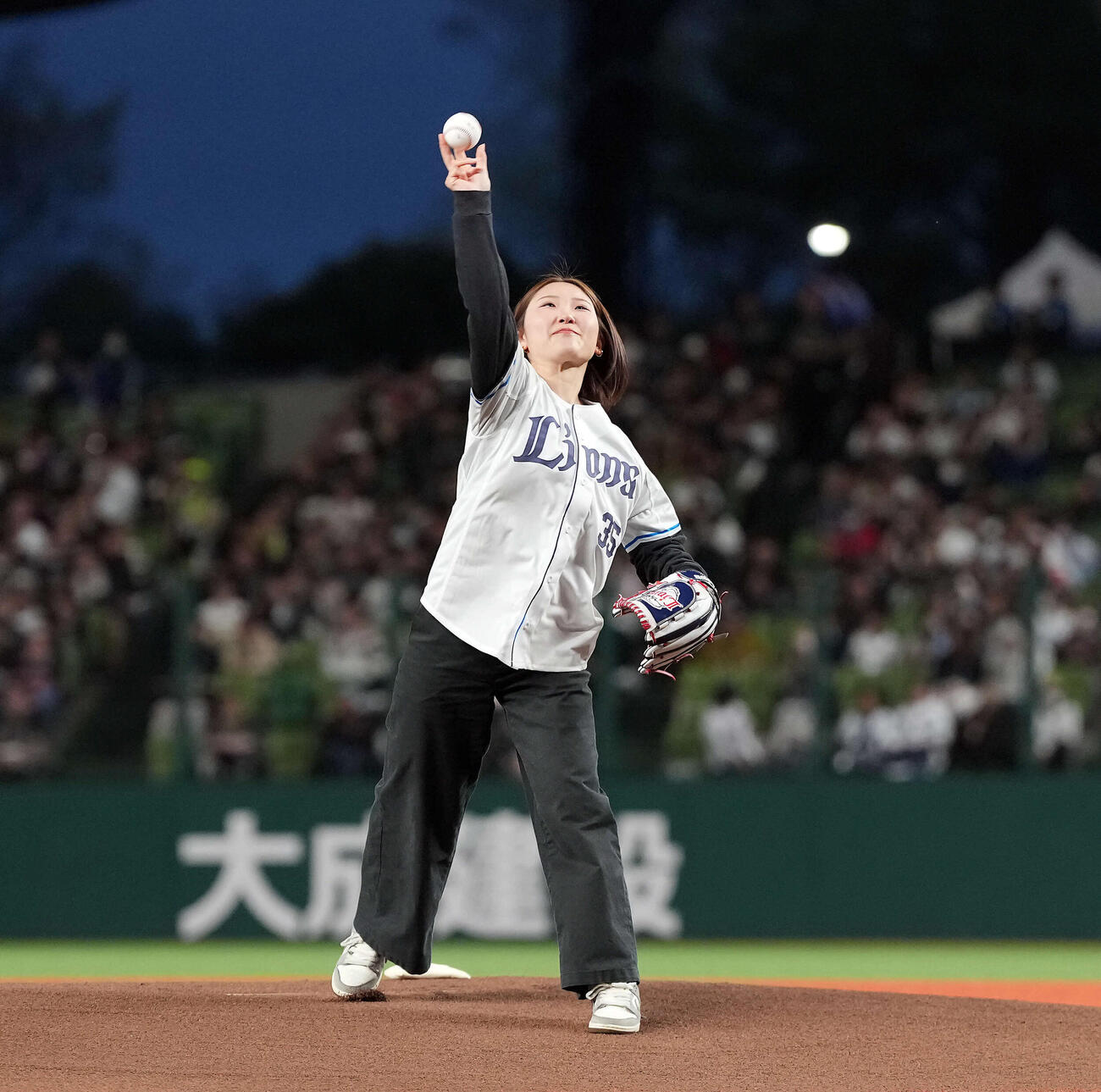 西武対オリックス　始球式を務めたスノーボードの小野光希（撮影・たえ見朱実）
