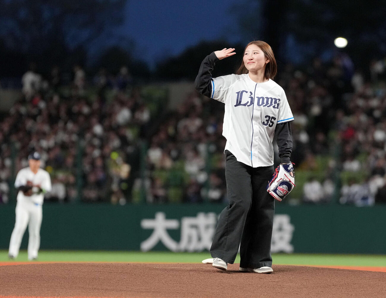 西武対オリックス　始球式を務めたスノーボードの小野光希（撮影・たえ見朱実）