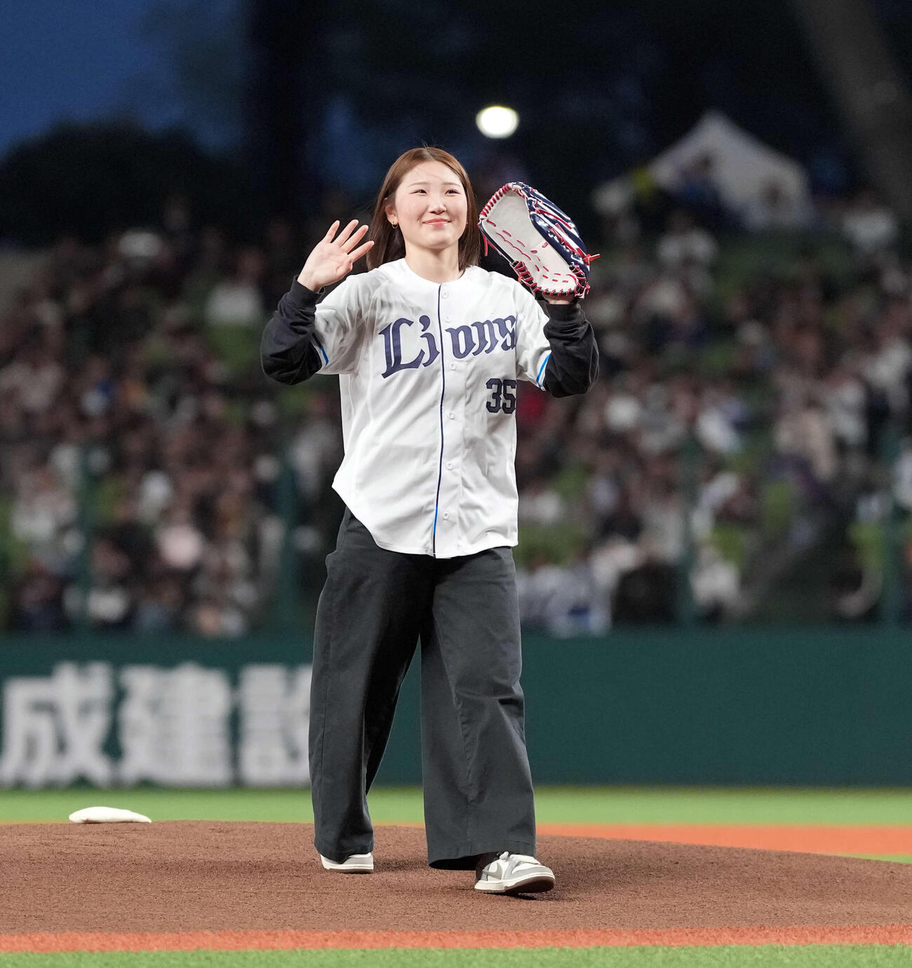 西武対オリックス　始球式を務めたスノーボードの小野光希（撮影・たえ見朱実）