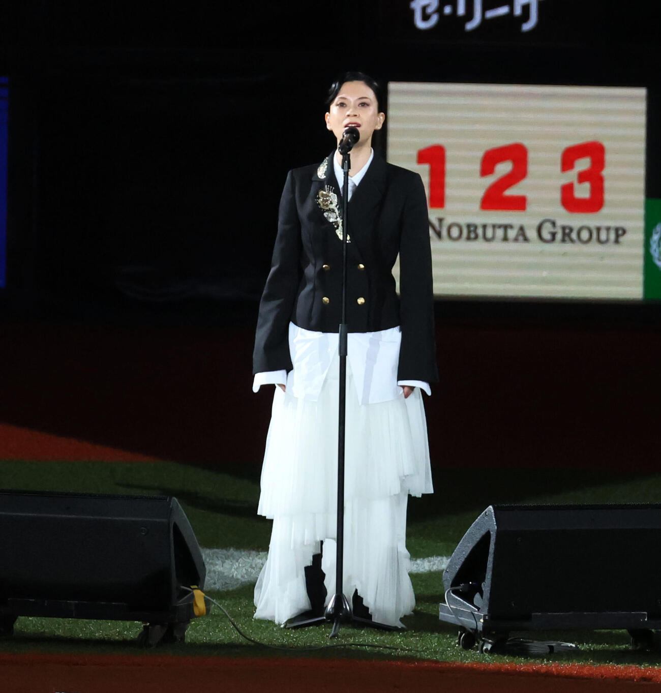 阪神対DeNA　君が代を独唱する小柳ゆき（撮影・加藤哉）