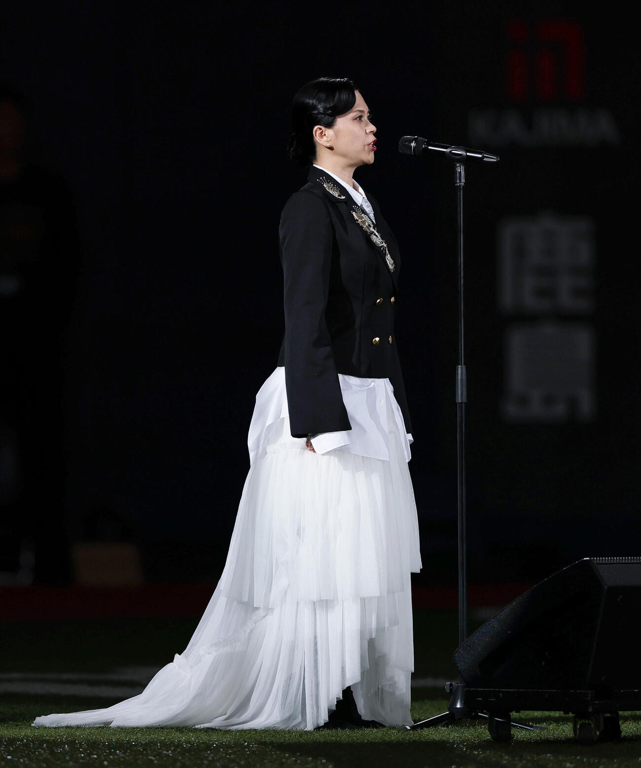 阪神対DeNA　君が代斉唱する小柳ゆき（撮影・上山淳一）
