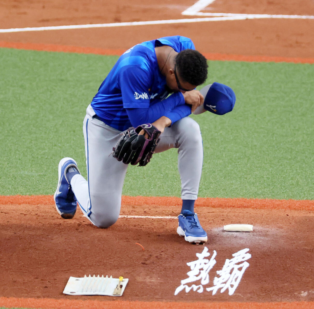 阪神対DeNA 1回裏阪神無死、マウンドに上がって膝をつくDeNAデュプランティエ（撮影・加藤哉）